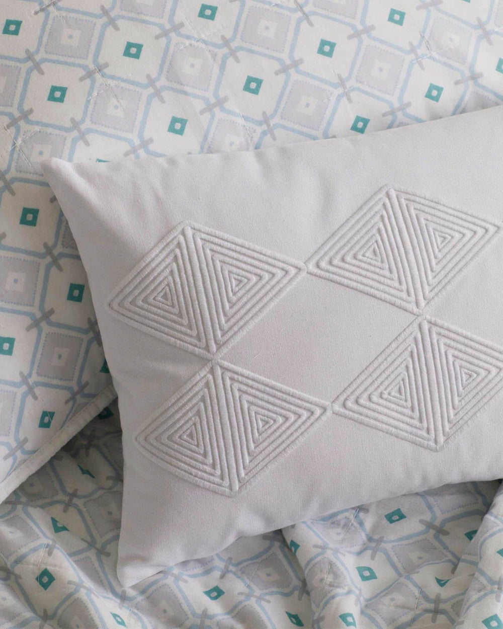 Coral Springs Medium White Decoorative Pillow Southern Tide Value Deal